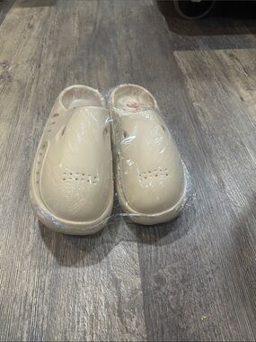 Men Size EU 43-44 Cream Slip-On Clog Shoes - Lightweight Comfort